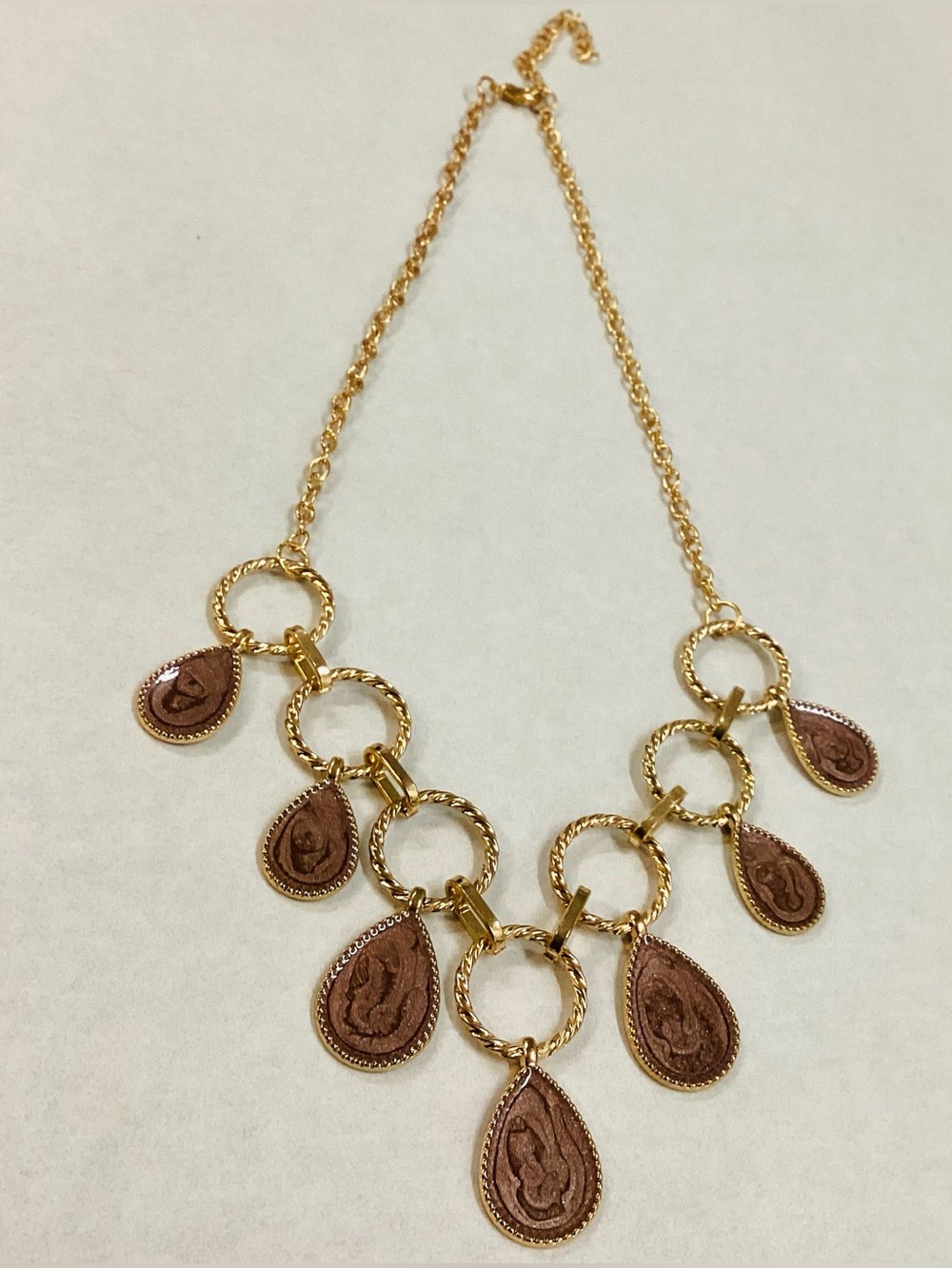 Golden Glimmer Brown Teardrop Pendants ⚜️ Necklace
